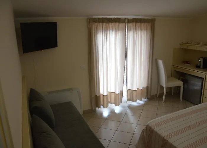 فندق مبيت وإفطار E Casa Al Castello روشيلا لونيكا