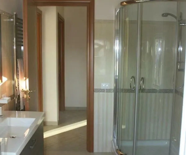 E Casa Al Castello 4* روشيلا لونيكا