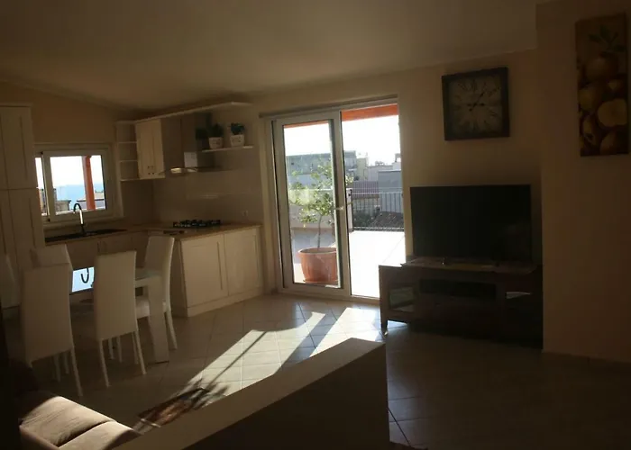 فندق مبيت وإفطار E Casa Al Castello روشيلا لونيكا